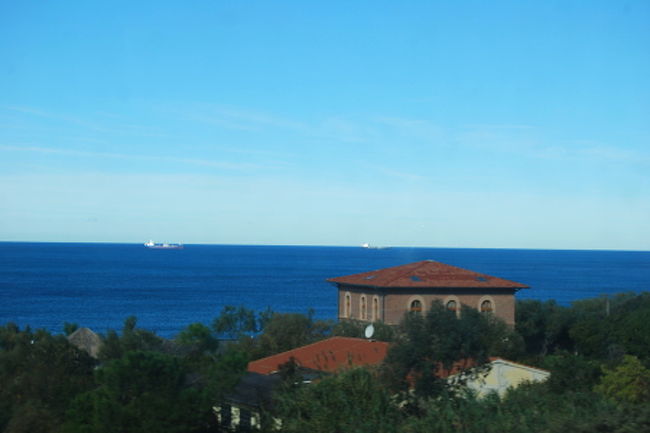 広がる紺碧のティレニア海（地中海）