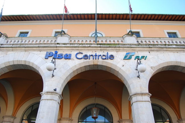 ピサ中央駅にて斜塔行きのバスの切符を購入。<br />駅からバスで10分弱程度で斜塔に着くそうです。