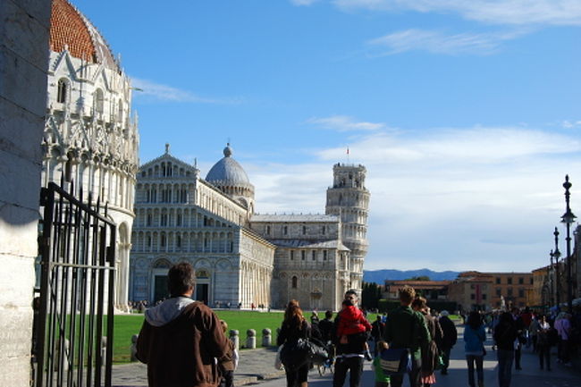 手前に洗礼堂、真ん中にドゥオーモ、その後ろから斜塔が本当に斜めに姿を覗かせています。<br />早く近くまで行きたい逸る気持ちをおさえゆっくり歩いて感慨に浸りました。