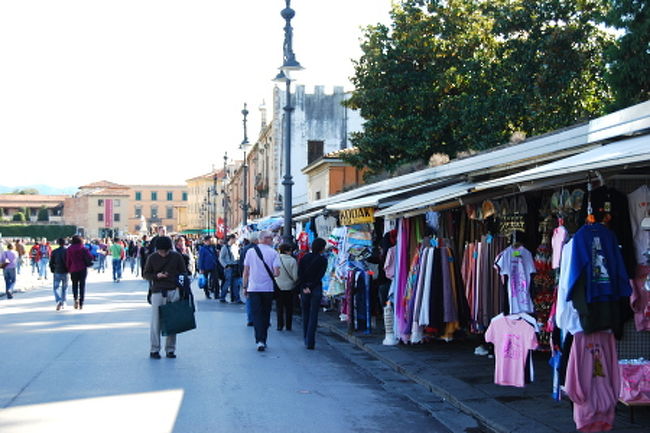 敷地内の沿道にはお土産屋さんが軒を連ねます。
