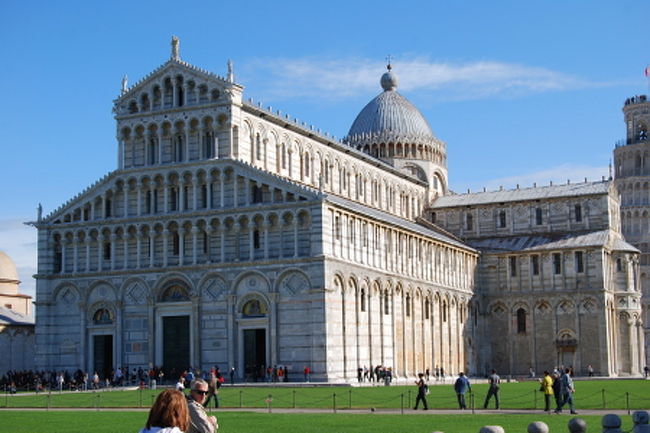 ピサのドゥオーモはイタリア・ロマネスク様式の代表作で最高傑作との誉れ。<br />本当にとても美しい。