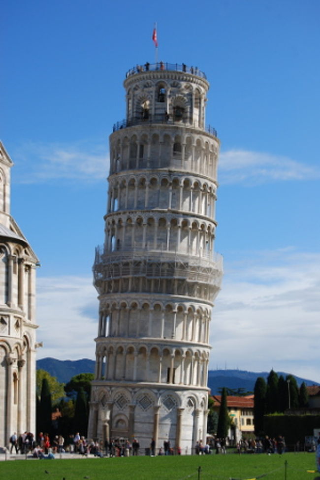 世界遺産「ピサの斜塔」<br />ずっと見ていると、そんなに斜めではないような錯覚を起こしてきます。