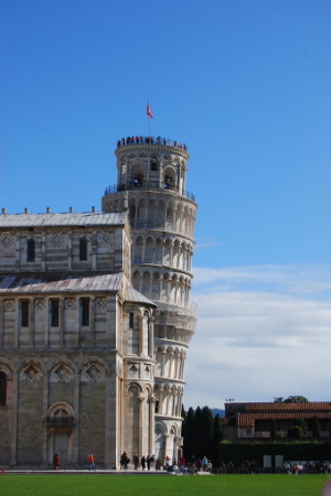 ドゥオーモと並べて撮ると斜めに傾いているのがよく分かります。<br />青い空に白い斜塔がとてもよく映えて綺麗でした。<br />滞在中の天候は良くない予報でしたが、素晴らしい快晴。<br />この青空の下で斜塔を見ることができて本当に幸運でした。