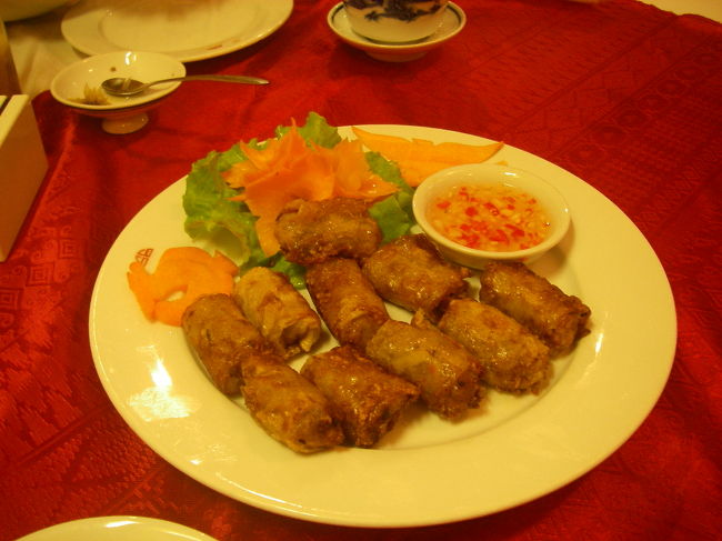 ハノイに到着して、まずは腹ごしらえ。<br />あげ春巻きです。<br />生春巻きはあえて頼まなかったです<br /><br />物価が激安だから、ハシゴしようと思います。
