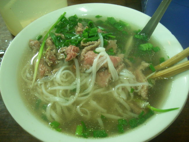 そして地元で人気のフォーやさんへ！<br /><br />ニクがミディアムレアだったが気にならなかったです<br /><br />あっさりとしていてコクのあるスープ・・・<br />当たりの店でした<br /><br />本来フォーは朝ごはんらしいのですが、ホテルに朝ごはんが着いているので、この有名店のフォーは夕飯になりました。　でも結構地元民で混んでいた。エブリタイム・フォー