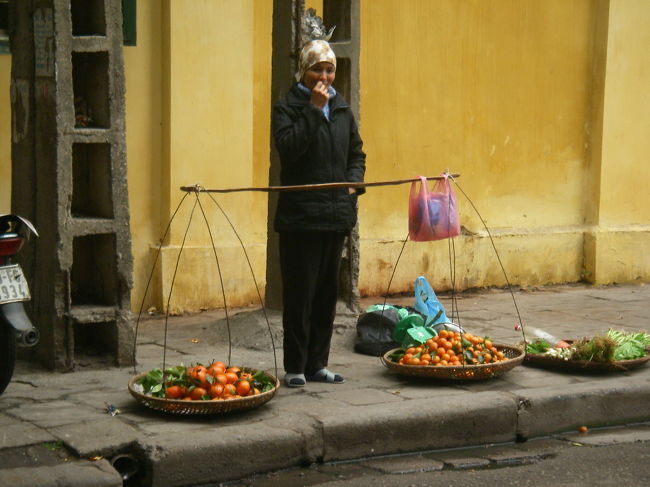 次の日、街中で。<br />壁の色とフルーツのコントラストがいい。