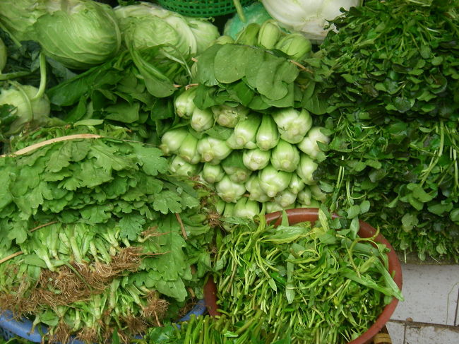 今日はベトナムの有名レストランで昼にやってるお料理教室へ行く（フィガロにのってただけあって洒落てた）<br /><br />まず先生と一緒に市場へお買い物に♪<br /><br />生徒は私達2名のみ