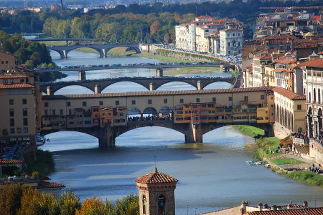 その手前にはフィレンツェ最古の橋、ヴェッキオ橋