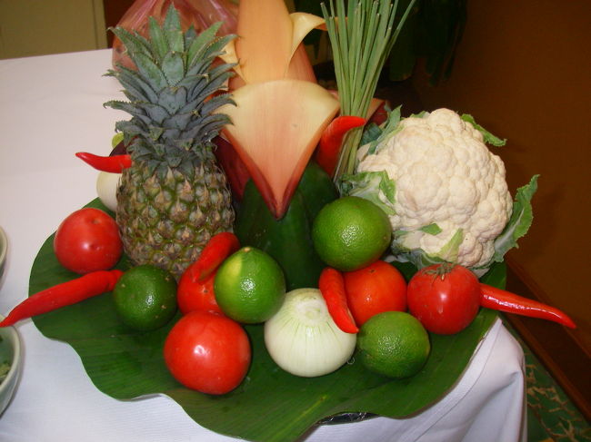 今日のメニューは<br /><br />レモングラスと豚肉のカレー炒め<br />ハスの茎のサラダ<br />デザート（忘れてしまった・・・）