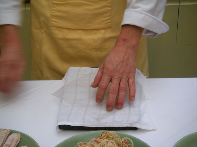 ライスペーパーを濡れ布巾で戻すセンセイ<br /><br />布巾でいいんだね。<br /><br />そうそう生春巻きも作ったんでした。