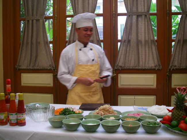 ご紹介が遅れました、先生です。<br /><br />ここのスタッフが近々日本に修行に行くらしくて、友好的だった。みなさん優しくしてくれました。