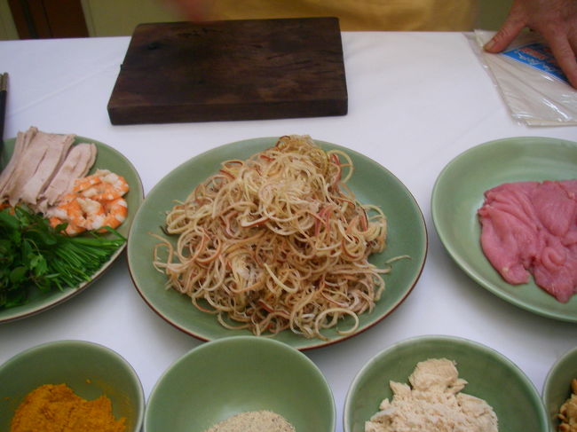 ハスの茎のサラダ<br />これもニョクマムがほんのり効いている。<br /><br />ほんのり、ってところが品のよいレストランだなあと思った。