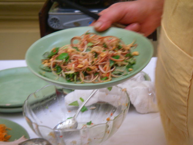 レモングラスって炒めるとおいしいのね。<br /><br />日本でレモングラスを買うと、鋭利な葉っぱになりがちだが、もっとやわらかくて瑞々しかった。日本だと冷凍ものなら手に入るらしい。