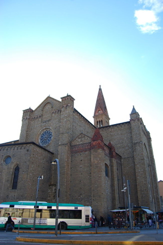 バスで駅前まで戻ってきて、ミケランジェロ広場から一望したサン・ジョヴァンニ地区へ向かいます。<br />サン･ジョヴァンニ地区までは徒歩で10分くらいです。<br />写真は駅前にあるサンタ・マリア・ノヴェッラ教会。