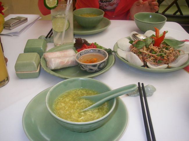 キレイに盛り付けてくれて、ゆっくり食べさせてくれた。スープとフルーツがサービスされて、フルコースのランチになった。いい気分♪