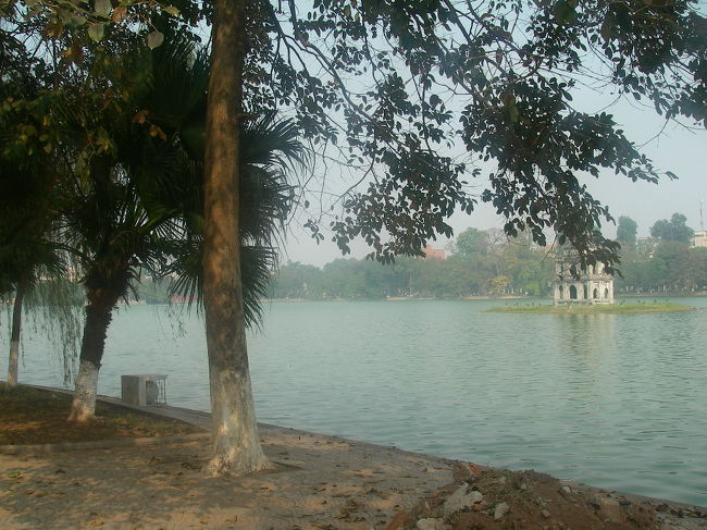 その後は<br />忘れないうちに、ベトナムで買うべき食材を買い付けに行った。<br />ホエンキム湖の近くのスーパーへ・・<br /><br />激安＆セキュリティが厳しくて荷物は全部預けた。なので写真はなしです