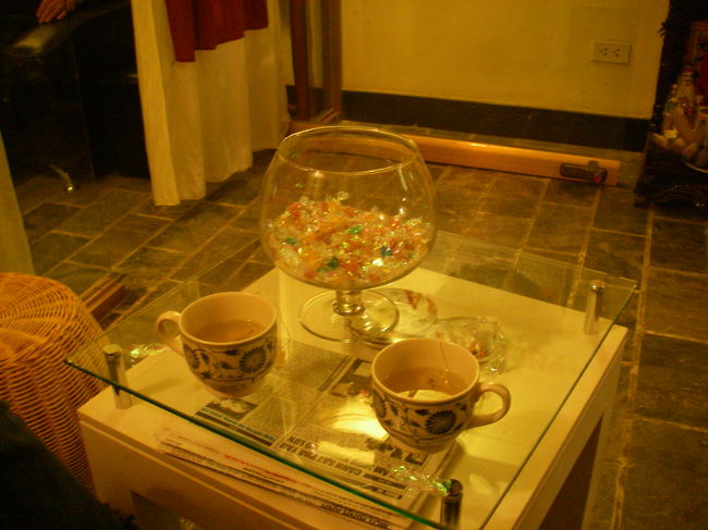 よる、近所のマッサージ屋さんへ。一時間7ドルくらいだった　さいごにお茶とお菓子がでたんですが、このお菓子が美味しかった！！ピーナッツがカリカリしたもの。<br />ハノイはいちいち美味しい。