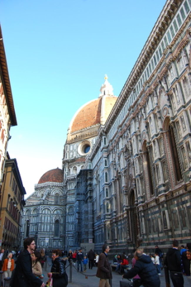 食べ終わって歩き出し、ドゥオーモの前まで来ました。