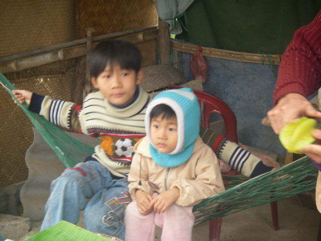 バチャン村へむかう途中のスターフルーツやさんの子供たち<br />ハンモックが日常的に使われている