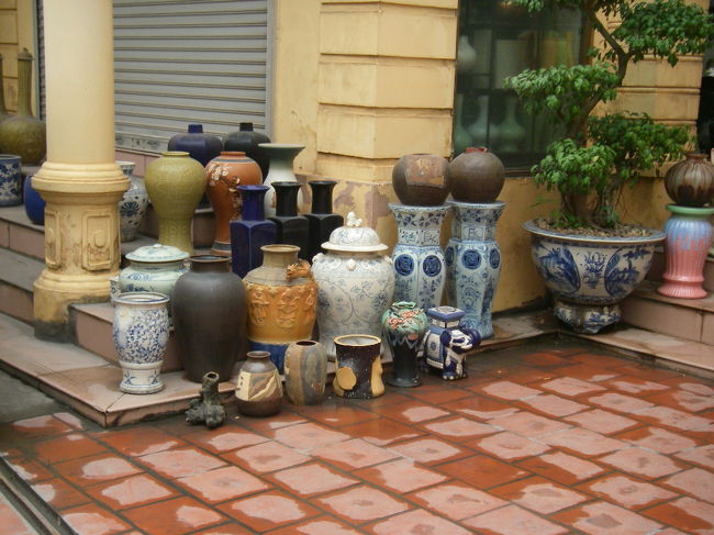 バチャンに到着！<br /><br />早速焼き物だらけ。