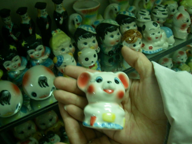 中華的なかおりも・・・<br /><br />このあと本格的に食器を買いまくった。<br /><br />これが後に面倒なことになってしまいました。<br /><br />買った食器を船便でお願いしたのです。船60ドル、エアー150ドルというから船で。送料も払って任せていたら、2ヶ月後くらいに税関みたいなとこから連絡があり、東京の港までしか手配されてないって！！　そのあとは港→港の近くの倉庫への送料→倉庫での保管料→税関手数料、あとよくわかんない業者が入ってきていて、3万近くかかって、出向く手間もかかり、日本で高い食器買うのと変わんなかったという結果に＞＜<br />個人輸入は大変だなーーと痛感。輸入って程の取引をした実感がなかったのが甘かった。