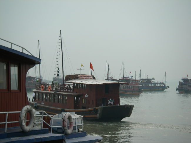 ハロン湾に到着。<br /><br />ドゥックが船を手配してきた。<br /><br />結構大き目の船を、貸切で！！<br /><br />やるじゃんドゥック〜