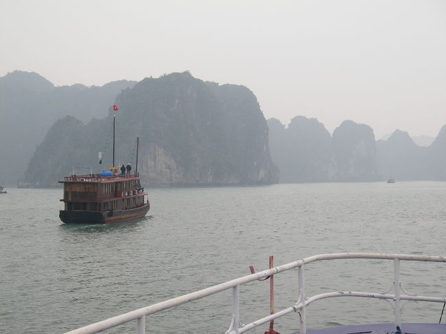 岩は数千もあるらしい。<br />海の桂林　世界遺産！！<br /><br />ニョキニョキそびえていた。<br />この先に村があるのをウルルンをみて知っていた。