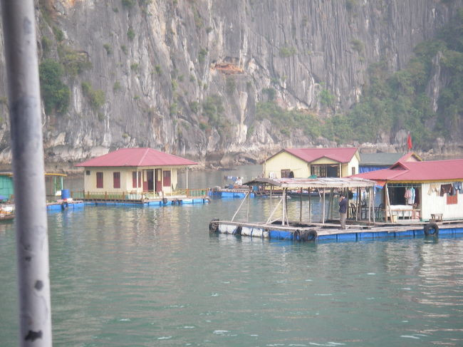 集落が見えてきた。<br />ここで何か食べるかという話になったが