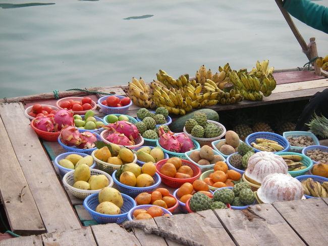 果物はいいけど、魚が養殖されている生け簀を除いたら魚が気持悪いくらいにょろにょろいて、食欲がなくなってしまった（ごめんなさい＞＜）　<br /><br />さらに、ここに暮らす人たちの排泄物が養分になり・・と考えたらちょっとひるんだ