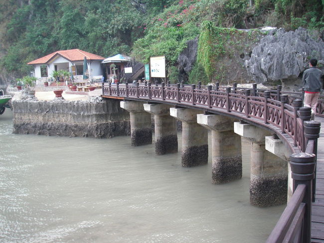 ハロン湾の中に見所があるらしい。<br /><br />鍾乳洞が観光地化されて見やすくなっていた。