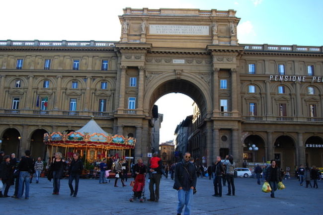 共和国広場にあるメリーゴーランド。