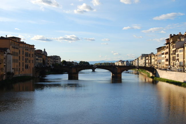 ヴェッキオ橋の真ん中から写したサンタ・トリニタ橋<br />ここフィレンツェに流れている川もピサの街中を流れるアルノ川。<br />このヴェッキオ橋から見る、トリニタ橋を望んでのフィレンェの夕焼けはオススメNo.1との呼び声が高いのだとか。<br />次回訪れる時は是非見たいです。<br />