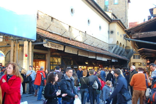 ヴェッキオ橋の橋上両側には彫金細工店や宝石店がぎっしりと並んでいます。<br />すごい混雑で、ジュエリー類には疎い私たちは早々に撤収しました。