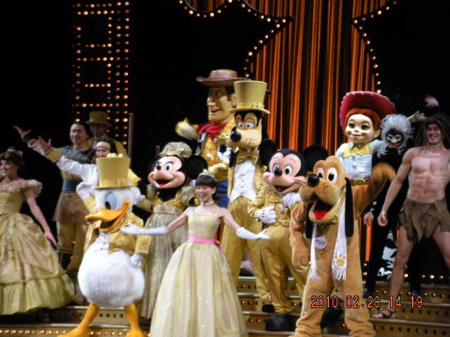 ショー”The Golden Mickeys"の一場面