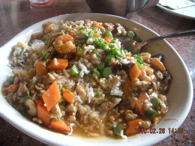 "River View Cafe"にてランチ<br />味はどれもGood！<br /><br />写真は福建炒飯　６０香港ドル。