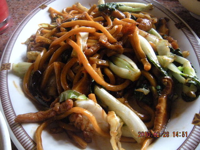 上海粗炒麺　６０香港ドル。<br /><br />このほかスイカジュース２４ドルとお茶５ドル×２人分で、ランチは合計２４６香港ドル也（１０％のサービスチャージ含む）