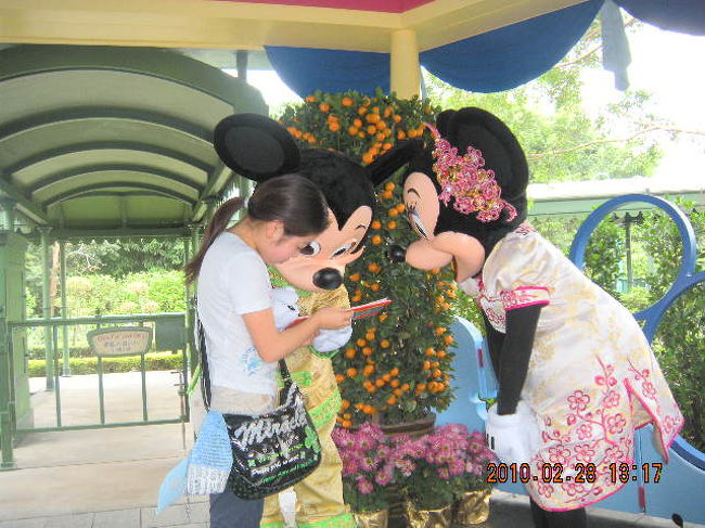 "Fantasy Gardens"にて。<br />ミッキーとミニーちゃんにサインをもらう。<br />このあと記念撮影。<br />スタッフにカメラを渡すと、とってくれます。<br />プロのカメラマンも写真をとってくれる。<br />(撮影は無料。写真の引き換え券をくれるので<br />購入したい人は後で購入できる。<br />１枚１２０香港ドル。<br />２枚目からは１００香港ドルでした。<br />東京ディズニーランドより高い！？）