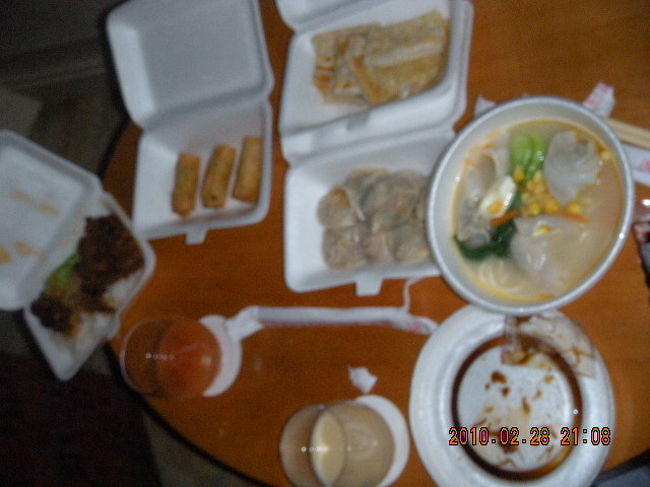 ホテルに戻り、<br />近くのレストラン「大皇拉麺小龍包」から夕食をテイクアウト。<br />春巻き(good)、小龍包（イマイチか！？）、ワンタン麺（麺はいいがワンタンが口にあわなかった）、ホイコーロウ飯（辛かった）、バナナのデザート(good)で合計１９２香港ドル。<br />チャーハンも頼んだのだが、入れ忘れられたようだ。いずれにしろ食べきれなかったので、まぁよいのだが。<br />