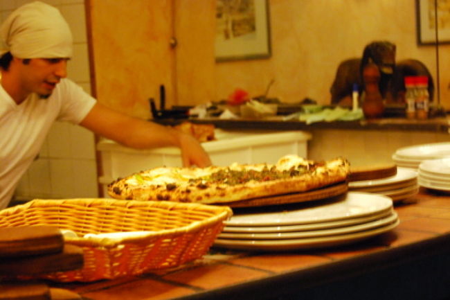 2人の職人さんが休む間もなく手際よく次々にピザを焼いていきます。<br />ホールスタッフさんたちも無駄のない動きで次々に焼きたてのピザを各テーブルに運んでいきます。<br />