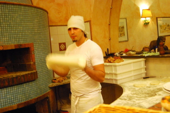 生地を伸ばしている所を撮らせて頂きました。<br />撮らせてと頼んだ時には生地はまだ広がっていなかったのだけど、わざわざ生地を広げて回してくれました。