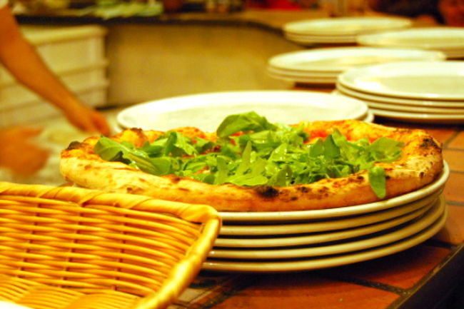 フレッシュリーフがたっぷりのった焼きたてのピザ。<br />視覚と嗅覚が刺激され、待っているととてもお腹が空きます。