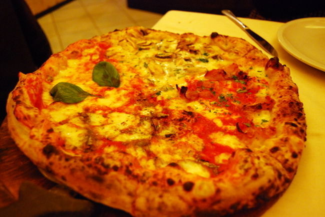 悩んでいたらヘンリー・イアン・キュージック（米ドラマ『LOST』でデズモント役の）似のホールスタッフさんが、2人前1人8ユーロで、メニューから好きな種類を4種選んで1つに盛るタイプのピザを勧めてくれました。（ピザーラでいうクワトロのようなもの）<br /><br />で、チョイスしたのは<br />1　Marghrita<br />（トマトソース、モッツァレラ、バジル）<br />2　Napoli<br />（トマトソース、モッツァレラ、アンチョビ、オレガノ）<br />3　Amatriciana<br />（モッツァレラ、トマト、ベーコン、ペコリーノ、パルメザン、レッドペッパー）<br />4　Cremadi formaggie champigon<br />（4種のクリームチーズとマッシュルーム）<br />の組み合わせ。<br />とてもボリュームがあり、とても美味しく大満足でした。