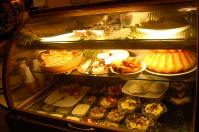 美味しそうなドルチェもたくさんあったのだけど、お腹がいっぱいでとてもじゃないけど「別腹」は空いておりませんでした。