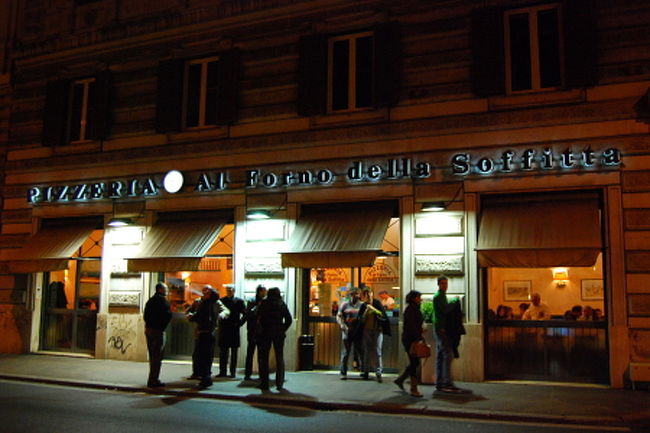 私たちが食事を終えて、少し遅い時間になっても、お店の外に溢れて順番待ちしている人たちはたくさんいました。<br />店内もずっと満席。<br /><br />もしローマに行く機会があってホテルのエリアが違っても、また絶対に来たいお店です。<br />