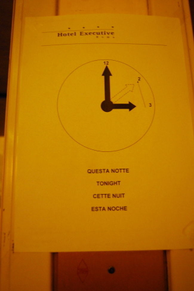 ホテルに戻るとエレベーターの前に「今夜でサマータイムが終わります」の知らせが貼ってありました。<br />