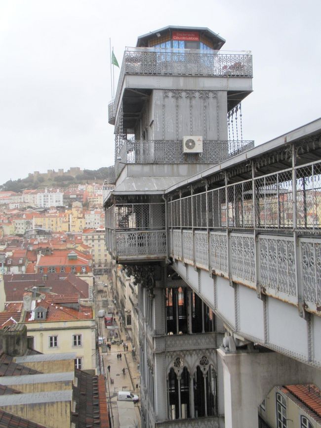 12月29日(火)今日も小雨。冬は折りたたみの傘とレインコートがあるといいかも。ｻﾝﾀｼﾞｪｽﾀのｴﾚﾍﾞｰﾀ。