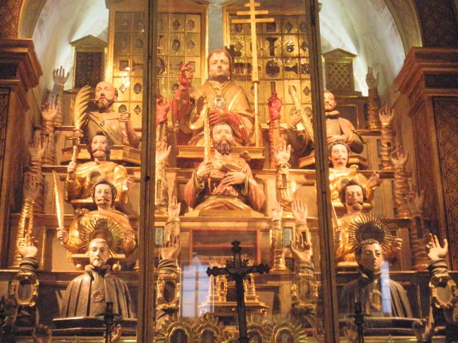 これも教会内部。。。。うーん。これは、イエスの祭壇の左側。右側は女性のこのような形のものが。