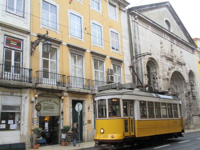 ﾁｪｯｸｱｳﾄを済ませて、お昼へ。市電15番でｺﾙﾒｼｵ広場近くのCastella do Pauloへ。長崎のｶｽﾃﾗ屋さんで修行したﾊﾟｳﾛさんと智子さんが経営するお店へ。<br />実は日本のｶｽﾃﾗは、ﾎﾟﾙﾄｶﾞﾙからやってきたお菓子が日本で大きく変化して現在の形になったそうで、ﾎﾟﾙﾄｶﾞﾙにはない！そこで、ﾊﾟｳﾛ夫妻によって、このお店で紹介されているのです。ここでは和食も食べられるとあって、お昼に向かいます。