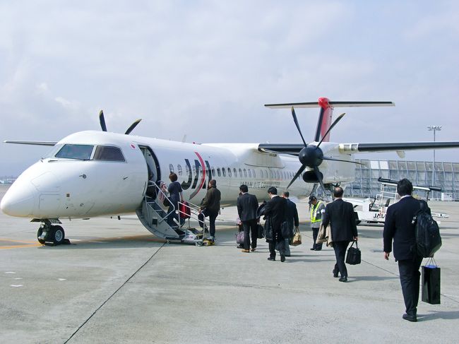 コレに乗りま〜す！プロペラ６枚のＱ400<br /><br />特にジェット機の発着枠規制が行われている<br />空港では活躍しているようです。