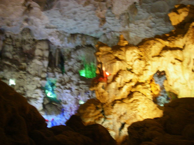 鍾乳洞の中はけっこうお洒落にライトアップされていた。色づかいがベトナムだった。